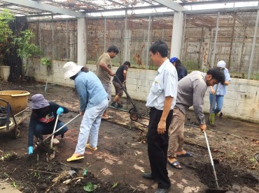 นิสิตพืชไร่นา รวมตัวกันทำความสะอาดและพัฒนาโรงเรือนทดลอง ภาควิชาพืชไร่นา คณะเกษตรศาสตร์ — ภาพที่ 15